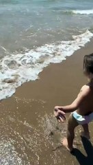 Adriana Karembeu : derniers instants sur la plage avec sa fille Nina avant la rentrée