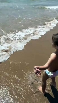 Adriana Karembeu : derniers instants sur la plage avec sa fille Nina avant la rentrée