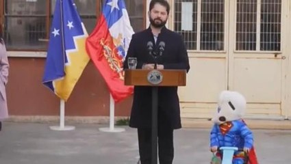 Superman'dan anayasayı kabul ettiremeyen Başkan'a destek