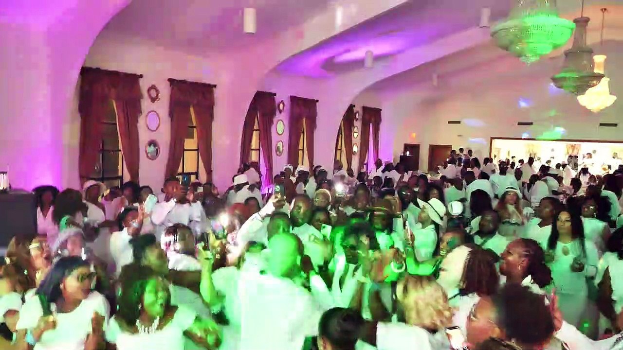 L'artiste SINGUILA a fait sensation aux USA lors du 2eme BBQ EN BLANC Reportage