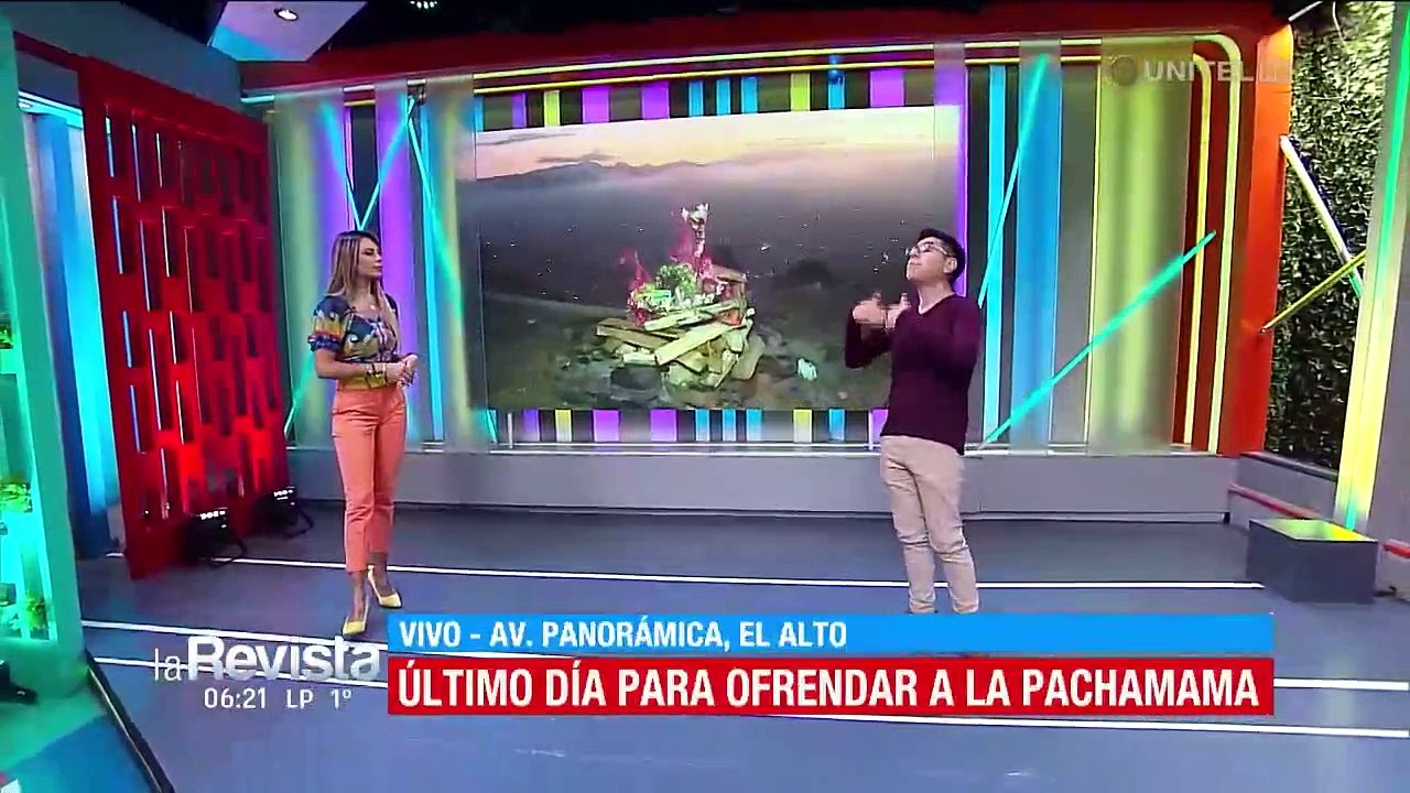 Personas arman mesas y ofrendas a la Pachamama en el último día del mes de agosto