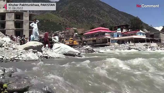 Pakistan : face aux inondations, tyroliennes artisanales et marches interminables