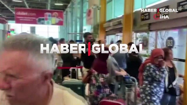 Otobüs terminaline yıldırım düştü! Çatı çöktü, ağaçlar yıkıldı