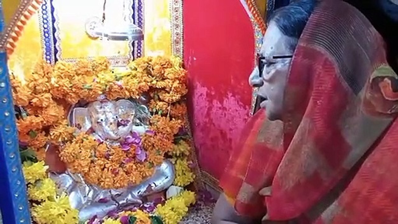 भक्त भगवान गणेश के कान में कहते है मन की बात
