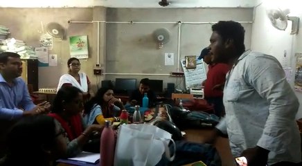 টেবিল চাপড়ে শিক্ষকদের হুমকি ছাত্রনেতার, জামালপুর কলেজের ঘটনায় হতবাক নেটদুনিয়া  | Oneindia Bengali