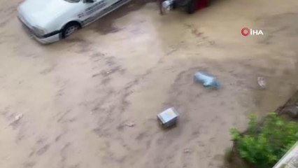 Tekirdağ'da dolu ve sağanak sonrası evleri su bastı, sokaklar dereye döndü