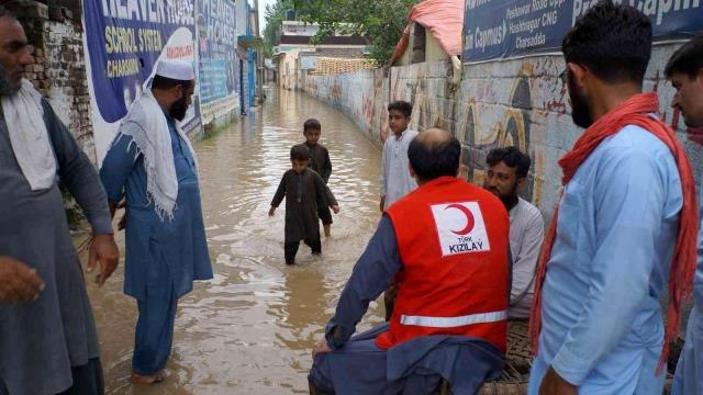 Türk Kızılay Pakistan'da gıda yardımlarına devam ediyor