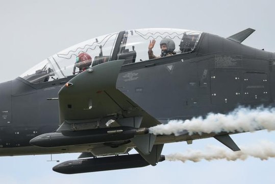 Selçuk Bayraktar'ın ikinci pilot koltuğunda olduğu Hürkuş, Akıncı ile kol uçuşu yaptı