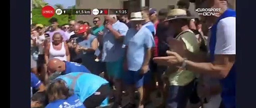Regardez le coureur français Julian Alaphilippe victime d'une très violente chute, et contraint d'abandonner dans le Tour d'Espagne - Blessé à la clavicule, il a été transporté à l'hôpital
