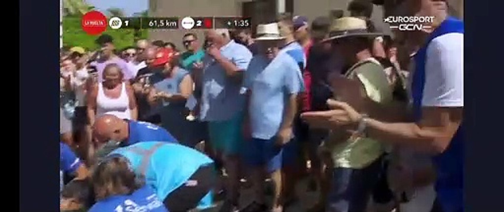 Regardez le coureur français Julian Alaphilippe victime d'une très violente chute, et contraint d'abandonner dans le Tour d'Espagne - Blessé à la clavicule, il a été transporté à l'hôpital