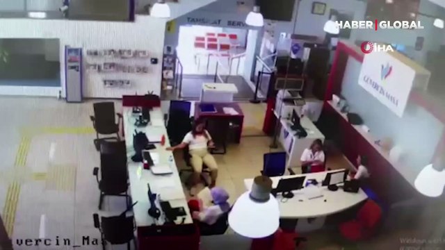 Deprem anı kamerada! Her şeyi bırakıp böyle kaçıştılar