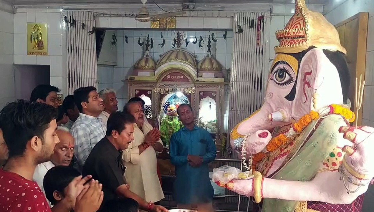 गणेश चतुर्थी पर हस्त निर्मित गणेश मूर्ति की का...