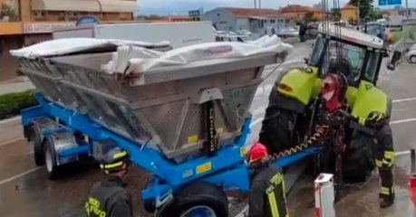 Porcia (PN) - Trattore si ribalta e perde carico d'uva: intervengono Vigili del Fuoco (31.08.22)