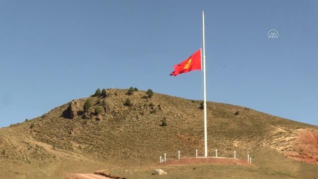 Kırgızistan bayrağı, ülkenin bağımsızlığının 31. yıl dönümünde Tanrı Dağları'nda göndere çekildi