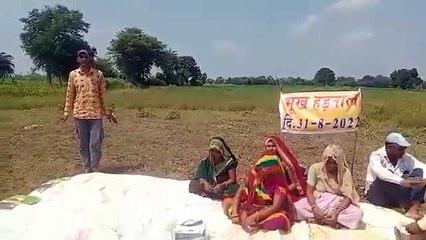 पगडंडी से पहुंचकर तहसीलदार और टीआई ने खत्म करवाई भूख हड़ताल