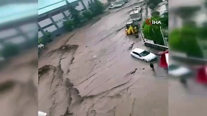 Mudanya’da bir aile sel sularından son anda kurtarıldı...