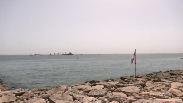 Las autoridades tratan de contener el vertido de líquido hidráulico del buque varado en el Estrecho