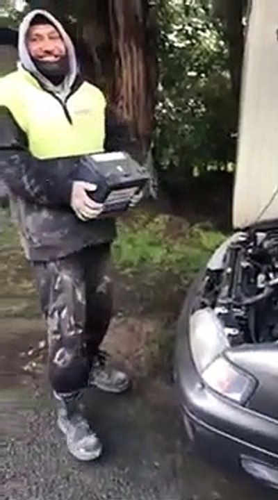 Pas de câbles de démarrage pour charger la batterie... Faites comme lui