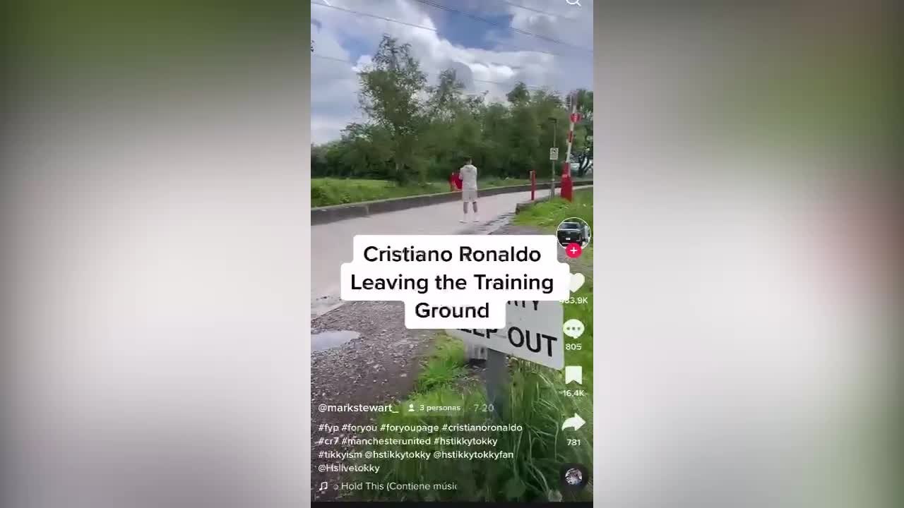 Crisitano se para a firmar y sucede algo que solo puede pasar con él en el mundo del fútbol