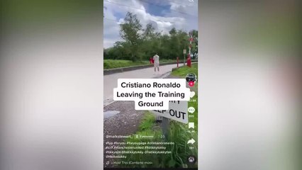 Crisitano se para a firmar y sucede algo que solo puede pasar con él en el mundo del fútbol