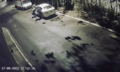 Des individus veulent voler une voiture occupée en pleine nuit