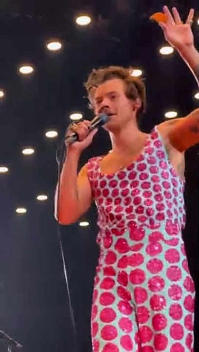 Harry Styles recibe un 'nugget' en pleno concierto