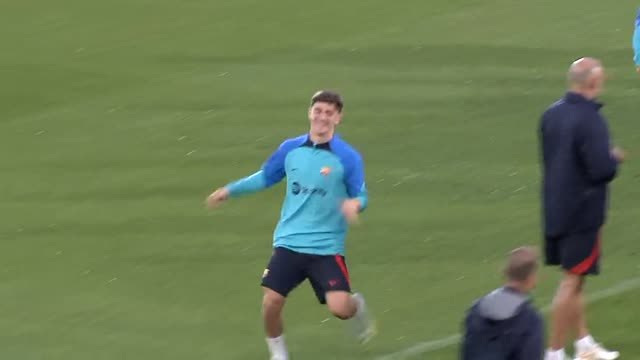 Baño de masas del Barça en su entrenamiento
