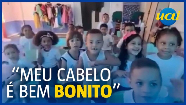 Professor ensina crianças sobre antirracismo com música