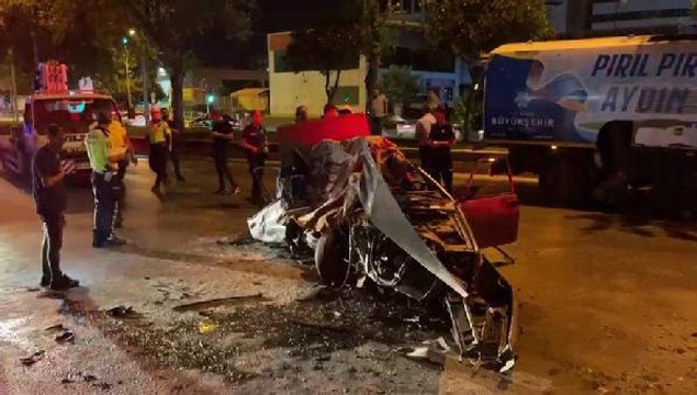 Halk otobüsüne arkadan çarpan otomobil kağıt gibi ezildi: 1 ölü, 3 yaralı