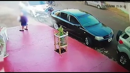 Veja o momento em que motocicleta envolvida no acidente no Bairro Floresta foge do local