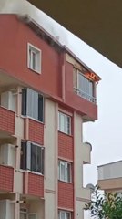 Bursa haberi! YILDIRIM DÜŞEN APARTMANIN ÇATISI YANDI