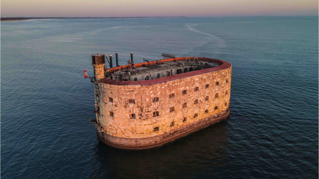 VOICI - Fort Boyard : un YouTubeur s’introduit illégalement dans le fort, la production porte plainte