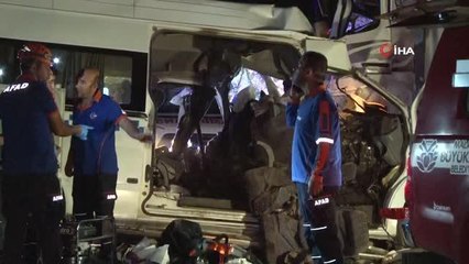 Son Dakika | Kamyonla minibüs çarpıştı, çok sayıda ölü ve yaralı var