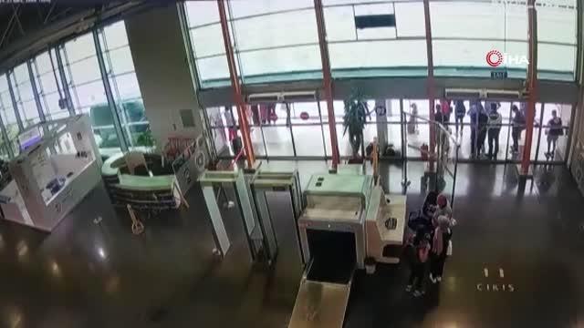 Son dakika haberi... Bursa'da şehirler arası otobüs terminalinin çatı kısmının fırtına sebebiyle çökme anı kamerada
