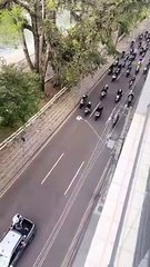 Homem ameaça jogar objeto em Bolsonaro durante motociata em Curitiba