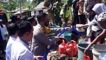 Kapolres Bondowoso Melakukan Kegiatan Pendistribusian Air Bersih di 6 Titik