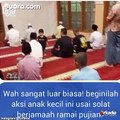 Gemas! Balita Ini Salami Semua Jemaah Usai Salat Banjir Pujian Warganet