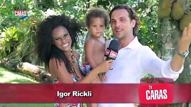 Igor Rickli e família curtem a Ilha de Caras