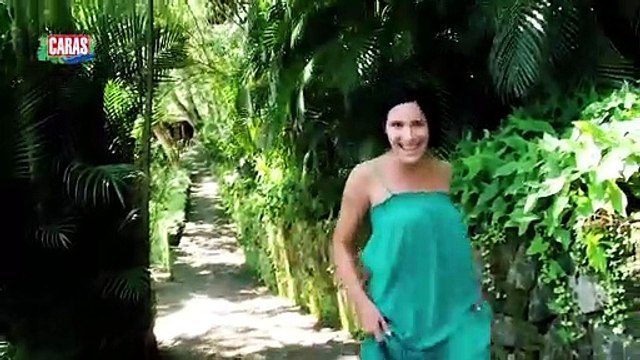 Juliana Knust posa para fotos na Ilha de Caras