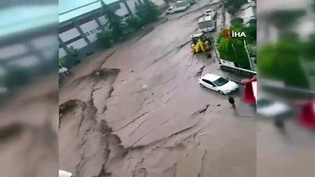 Mudanya'da bir aile sel sularından son anda kurtarıldı...