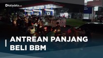 Jelang Harga Naik, Warga Antre Beli BBM di SPBU Pertamina | Katadata Indonesia