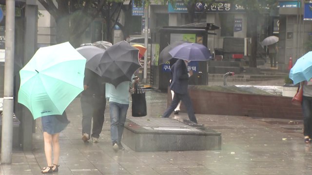 [날씨] 내륙 늦더위...태풍 '힌남노' 북상, 제주도 300mm 호우 / YTN