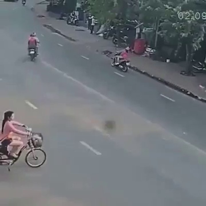 CCTV footage. Live accident video on Road. #AlamTv