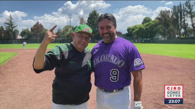 López Obrador juega béisbol con leyendas mexicanas