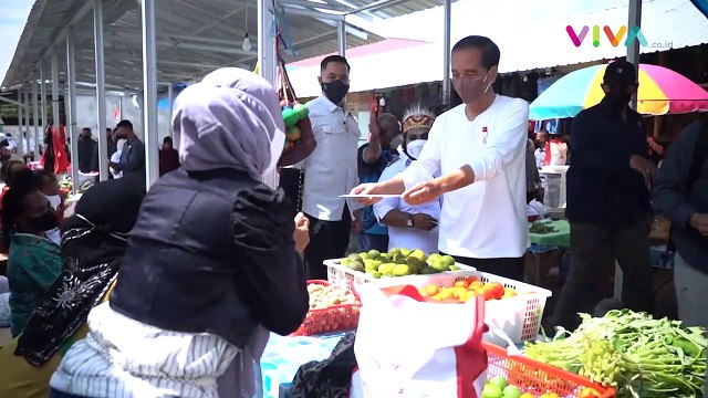 Paspampres Kecolongan, Mama Papua Kalungkan Noken ke Jokowi