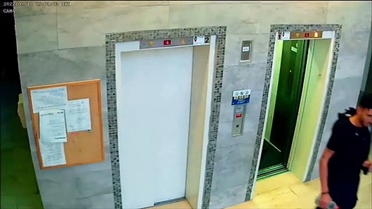 Un policier sauve un chien piégé par sa laisse dans un ascenseur