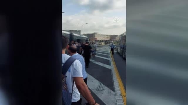 Arıza nedeniyle kapısı açık seyreden metrobüs, yolcuların tepkisi üzerine boşaltıldı