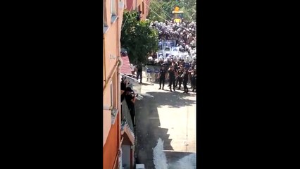 Download Video: Tokatköy'de polis müdahalesi: Halk çatılara çıktı, polis biber gazı kullanıyor