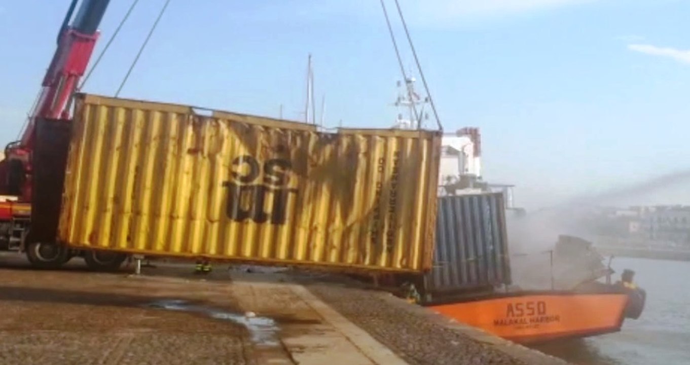 Crotone - Esplode rimorchiatore al porto: 3 morti (01.09.22)