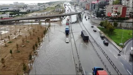 Beylikdüzü Ambarlı Liman Yolu'nu su bastı